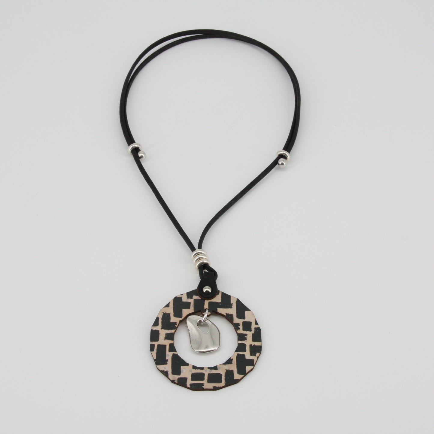 Halskette aus Kork - Motiv black and white - handmade - vegan - nickel- u. bleifrei
