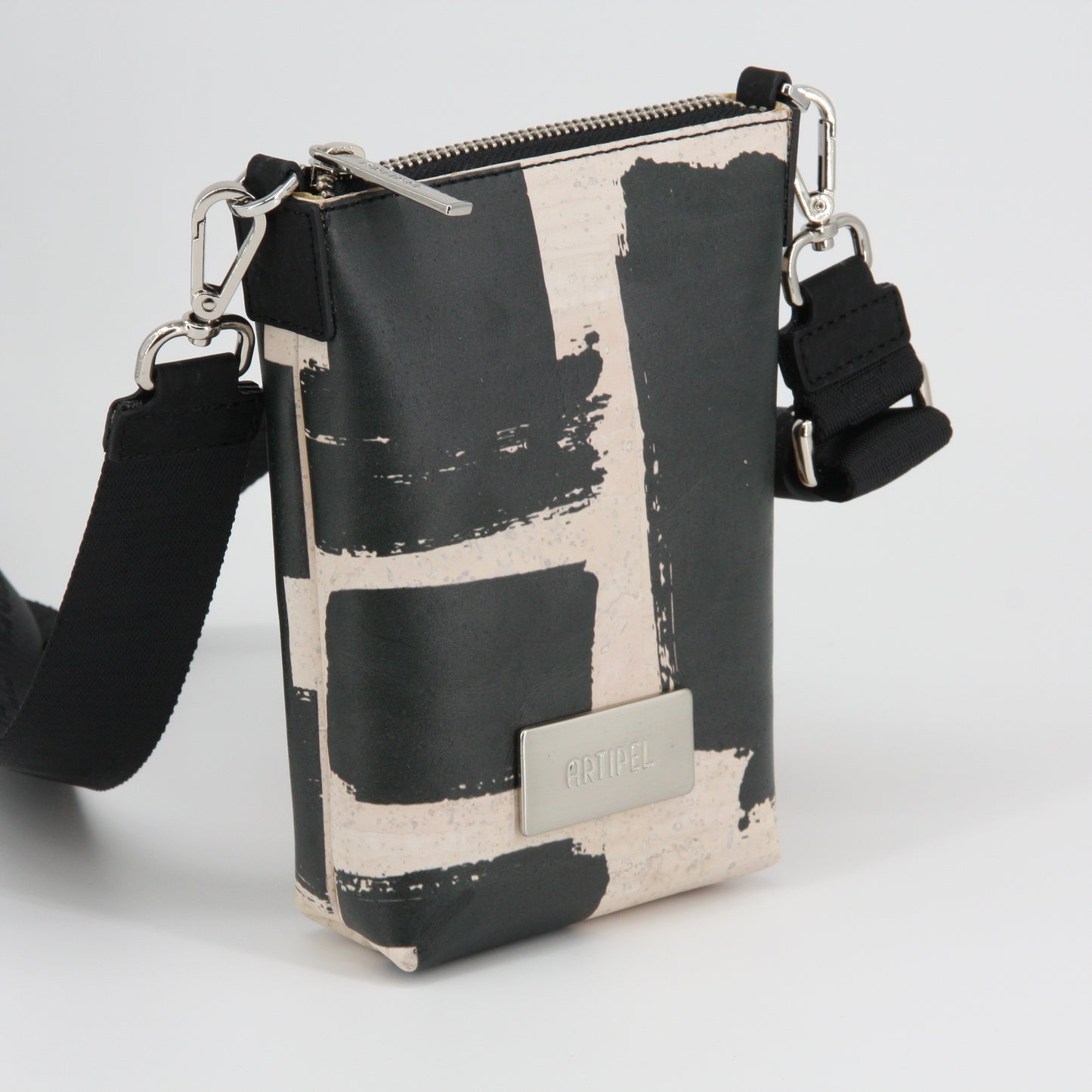 Kork Handytasche zum Umhängen - schwarz & weiß Edition - Vegan Marke Artipel
