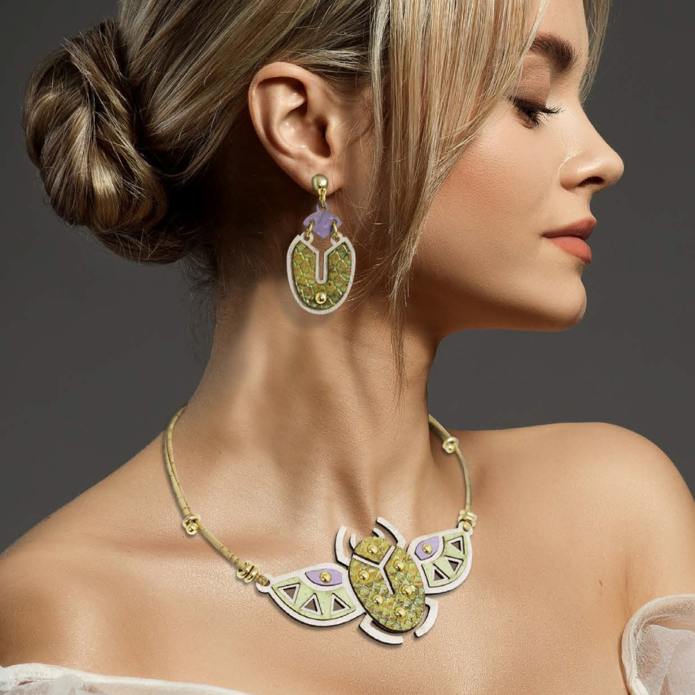 Model mit Halsketten Bild Skarabäus Marke Artipel