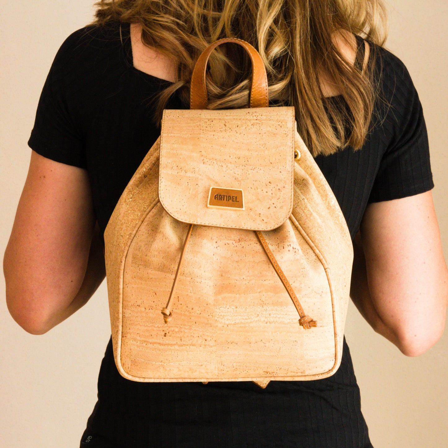 Rucksack aus Kork Bild Beuteloptik Tragekomfort vegan Marke Artipel