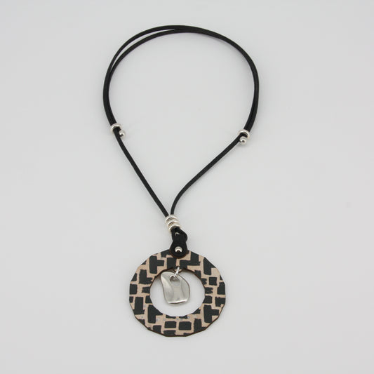 Halskette aus Kork - Motiv black and white - handmade - vegan - nickel- u. bleifrei